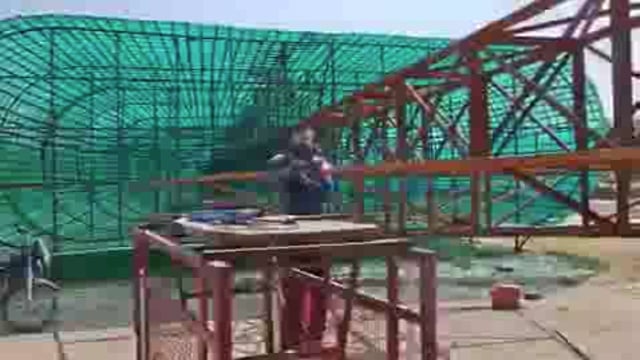 ➡️......कोटा का दशहरा मेला इस बार और भी शानदार और भव्य होने वाला है। मैदान में खड़ा किया जा रहा रावण अब तक का सबसे विशालकाय पुतला होगा। इसकी ऊंचाई 215 फीट और वजन 12 टन है, और इसे लोहे और फाइबर ग्लास से बनाया जा रहा है।दहन का तरीका भी इस बार अलग होगा। रिमोट कंट्रोल के जरिए पुतले में लगे 20 सेंसर सक्रिय होंगे। बटन दबाते ही पहले छत्र, फिर मुकुट के हिस्से और अंत में पूरी देह आतिशबाज़ी के धमाकों में जल उठेगी।