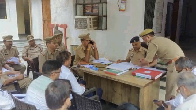 अपर पुलिस अधीक्षक ग्रामीण सुरेश चंद्र रावत की अध्यक्षता में छाता समाधान दिवस आयोजित किया गया 6 शिकायत आई दो का मौके पर निस्तारण किया गया
