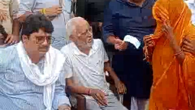 बिहार ब्लॉक के बूढ़ेपुर मे दो भाइयों के परिवार को मिली मदद राजा भैया ने दिया 1लाख का चेक घायलों के इलाज की ली जिम्मेदारी,