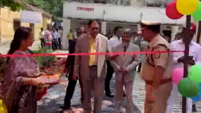 जिला न्यायालय परिसर में शाहजहांपुर जेल में बंद बंदियों द्वारा निर्मित सामानों की प्रदर्शनी का जिला जज महोदय द्वारा शुभारंभ के अवसर पर मेरे काम की तारीफ करना मेरे लिए सुखद अनुभूति थी।अच्छे काम की जब सुखद प्रतिक्रिया मिलती है तो आत्मसंतुष्टि बड़ी चीज होती है।
पत्रकार महाराज सिंह
नेशनल मीडिया न्यूज़ शाहजहाँपुर