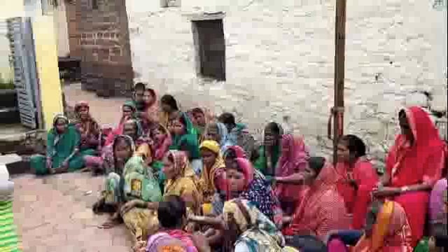 बोरगाव येथे मानवाधिकार संरक्षण समितीच्या वतीने पूरग्रस्तांना अन्न धान्य वाटप