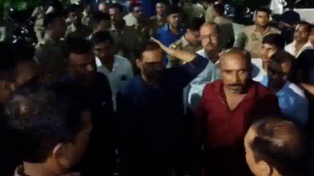 वाराणसी के व्यस्त चौराहे पर पुलिसकर्मी द्वारा वकील पर हमला, अधिवक्ता समुदाय में आक्रोश

वाराणसी - वाराणसी में एक चौंकाने वाली घटना सामने आई है, जहाँ एक व्यस्त चौराहे के बीचों-बीच एक#politics