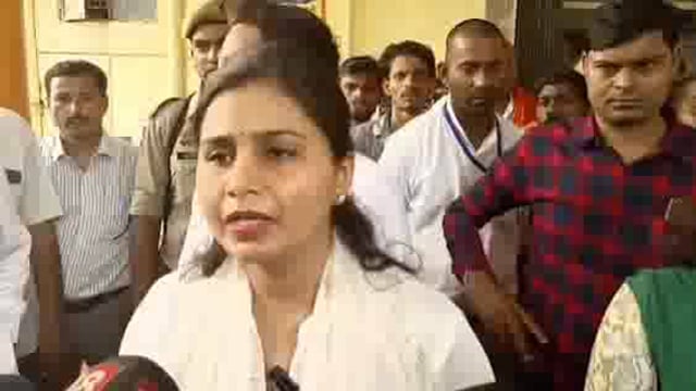 गोंडा,थाना कोतवाली नगर  मेवतियान मोहल्ला में एक पुराने जर्जर मकान की छत गिरने की घटना के संबंध में अधिकारियों के बयान