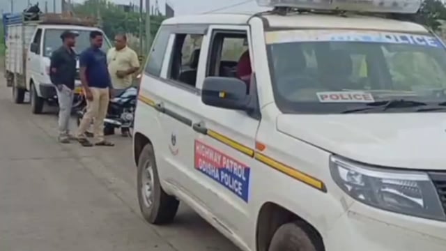 ଢେଙ୍କାନାଳ ଜାତୀୟ ରାଜପଥ ମୁଖ୍ୟ ଚିକିତ୍ସଳ ରାସ୍ତା ନିକଟରେ ଗୋରୁ ଗାଡିକୁ ଜବତ 