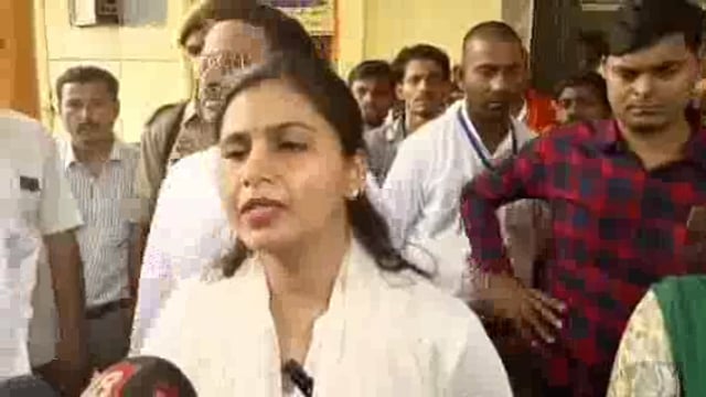 गोंडा,थाना कोतवाली नगर  मेवतियान मोहल्ला में एक पुराने जर्जर मकान की छत गिरने की घटना के संबंध में अधिकारियों के बयान