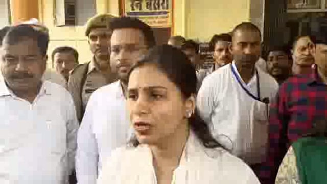 गोंडा,थाना कोतवाली नगर  मेवतियान मोहल्ला में एक पुराने जर्जर मकान की छत गिरने की घटना के संबंध में अधिकारियों के बयान