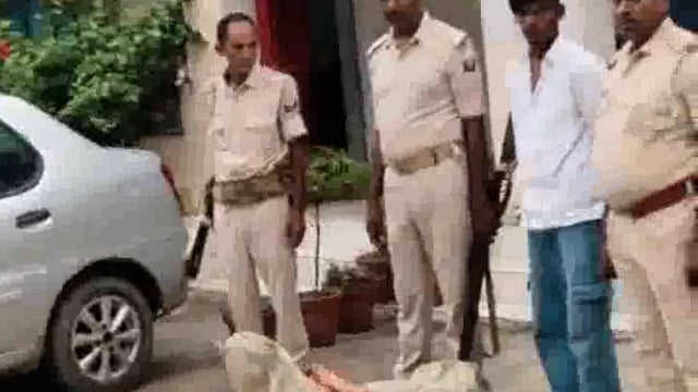 मेसकौर पुलिस ने वाहन चेकिंग के दौरान एक कार पर लदा 250 लीटर महुआ शराब के साथ एक युवक को किया गिरफ्तार