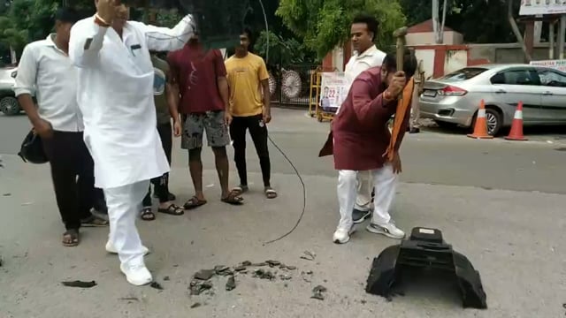 मेरठ में हिंदू समूह ने भारत-पाकिस्तान मैच का विरोध किया, टीवी तोड़ा

मेरठ — मेरठ में एक हिंदू संगठन ने आज भारत#politics