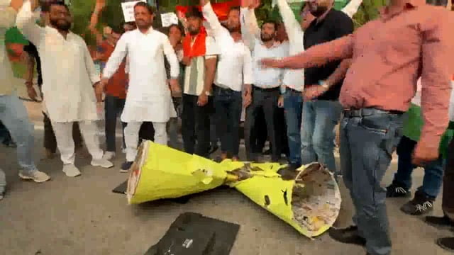 जयपुर में कांग्रेस कार्यकर्ताओं ने भारत-पाकिस्तान मैच का विरोध किया, इसे 'शहीदों का अपमान' बताया

जयपुर, राजस्थान — जयपुर में कांग्रेस कार्यकर्ताओं ने#politics