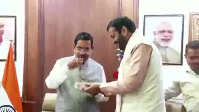 हरियाणा के मुख्यमंत्री नायब सैनी ने केंद्रीय मंत्री प्रह्लाद जोशी से मुलाकात की

नई दिल्ली: हरियाणा के मुख्यमंत्री नायब सिंह सैनी ने दिल्ली में केंद्रीय खाद्य, नागरिक आपूर्ति एवं उपभोक्ता मामले#politics