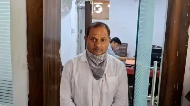 झाँसी में मंडी परिषद के उपनिदेशक को 30 हजार की रिश्वत लेते एंटी करप्शन टीम ने किया गिरफ्तार।