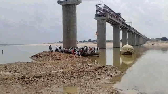 पिनाहट चंबल घाट पर कर्मचारियों को भुगतान न मिलने पर स्टीमर का संचालन हुआ बंद  विधायक के हस्तक्षेप के बाद स्टीमर संचालनशु