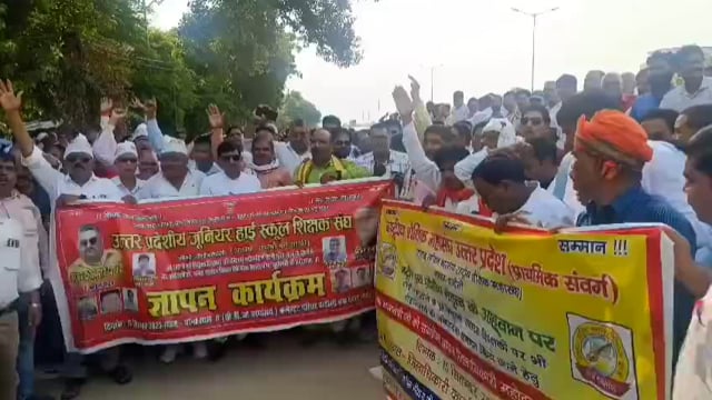 टीईटी परीक्षा अनिवार्यता को लेकर शिक्षकों में आक्रोश,जिलाधिकारी कार्यालय पहुंचकर,सौंपा पत्रक,जानिए क्या है मांग