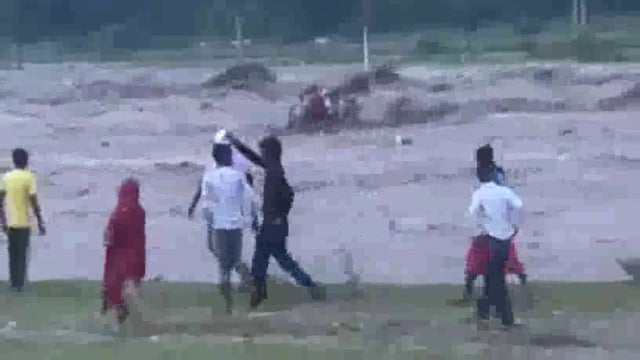 .➡️....देहरादून/विकासनगर। सूत्रों से मिली जानकारी के अनुसार पलवल टॉस नदी में पानी के तेज बहाव में बह गया ट्रैक्टर ट्राली, जानकारी के अनुसार ट्रैक्टर ट्राली में लगभग 10 लोग मजदूर सवार थे। जो की खनन का कार्य करने के लिए नदी साइड में जा रहे थे अचानक पानी आने से ट्रैक्टर ट्राली के बहाने पर सभी लोग नदी में बहते दिखाई दिए।