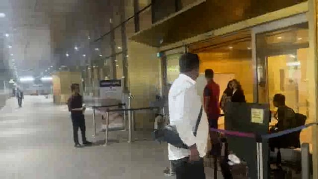 मुंबई, महाराष्ट्र; अभिनेत्री भूमि पेडनेकर हाल ही में मुंबई एयरपोर्ट पर नज़र आईं, जहाँ उन्होंने आराम और स्टाइल का अपना अनूठा संगम दिखाया। कैज़ुअल लेकिन फैशनेबल परिधान पहने, वह टर्मिनल से#politics