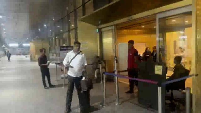 अंधेरी, मुंबई; अभिनेत्री और मॉडल ख़ुशी मुखर्जी हाल ही में अंधेरी, मुंबई में देखी गईं। एक ट्रेंडी और आकर्षक पोशाक पहने, व्यस्त उपनगर में बाहर निकलते#politics