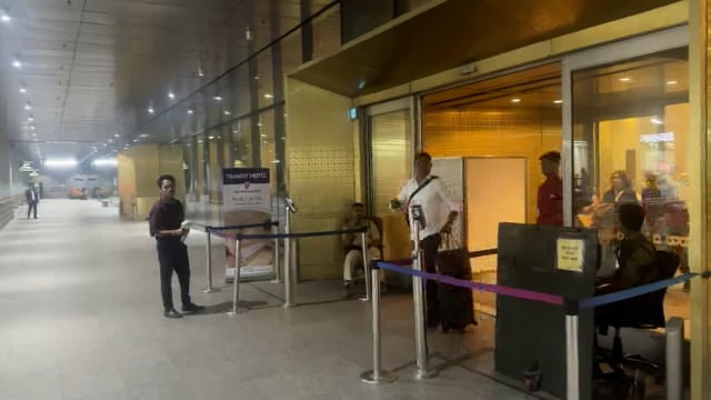 अंधेरी, मुंबई; अभिनेत्री मौनी रॉय हाल ही में अंधेरी, मुंबई में स्पॉट हुईं, जहाँ उन्होंने अपने स्टाइलिश और स्टाइलिश लुक से सबका ध्यान अपनी ओर खींचा। अपनी#politics