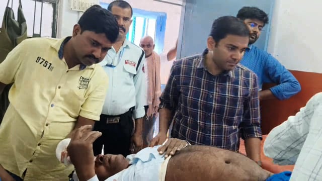 सड़क दुर्घटना में शिक्षक जख्मी, रेफरल अस्पताल में किया गया प्राथमिक उपचार।