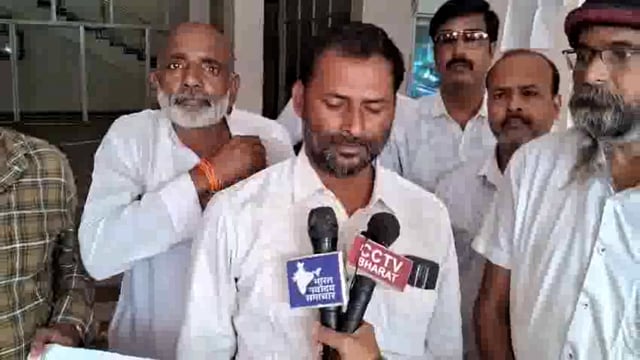 पूर्व आईपीएस पर अपराधिक मुकदमा दर्ज होने से सेना में आक्रोश, जिला मुख्यालय पहुंच किया प्रदर्शन। 