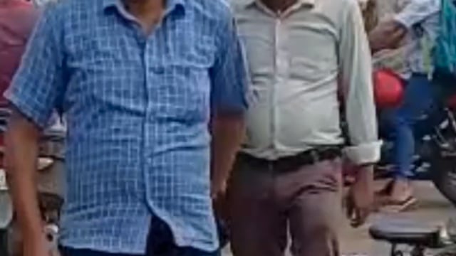 रेलवे फाटक पर पैकिंग कार्य से ढाई घंटे ठप रहा आवागमन, वाहनों को करना पड़ा लंबा चक्कर 🚦