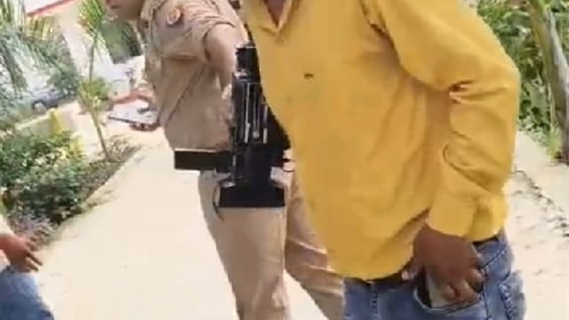 दरोगा ने पत्रकार के साथ किया अभद्रता, कैमरा मैन के छीने कैमरा
एसपी ने दरोगा समेत सिपाही को किया लाइन हाजिर,बैठाई जांच