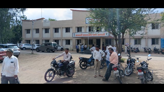 “आटपाडीत लोकशाही दिन की लोकशाहीची थट्टा?”