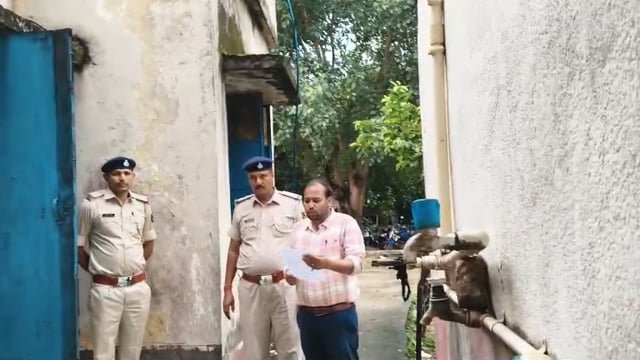 मेसकौर थाना परिसर में 6 कांडों में जप्त कुल 563 देसी महुआ शराब का किया गया विनिस्ट