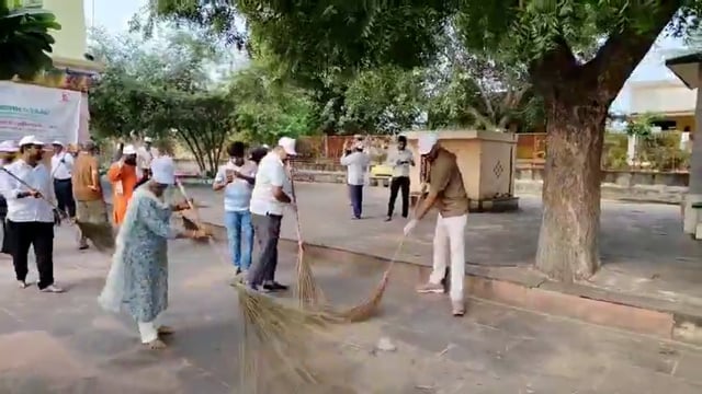 औरैया में प्रधानमंत्री मोदी के जन्मदिन पर देवकाली मंदिर में स्वच्छता अभियान का शुभारंभ

औरैया#politics