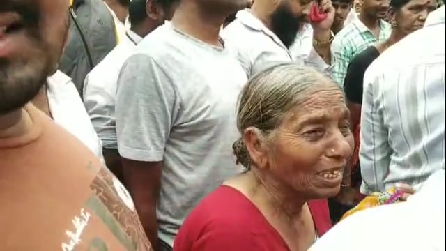 उदगीरात बसमध्ये चढताना महिलेचे दागिने चोरताना महिलेला रंगेहाथ पकडले