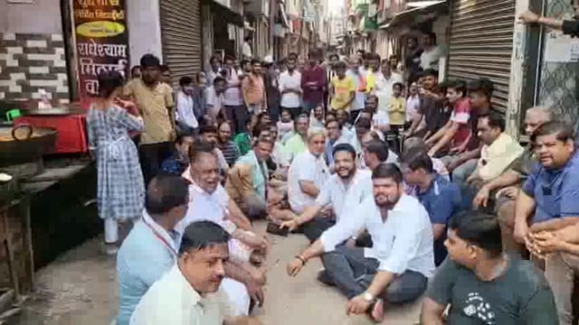 राया: कटरा बाजार फाटक के 18 सितंबर से बंद होने की खबर सुन, व्यापारी हुए लामबंद बैठे धरने पर