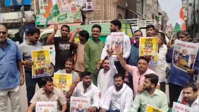 मथुरा होली गेट चौराहे पर कांग्रेस कार्यकर्ता ने प्रधानमंत्री के जन्मदिन पर केक काटकर बेरोजगारी दिवस मनाया