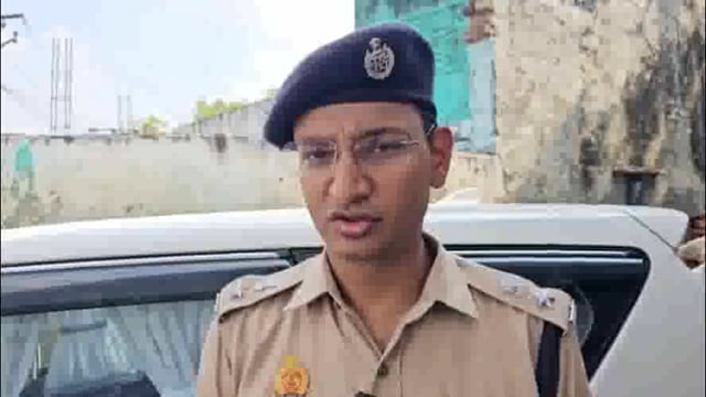 मथुरा में थाना बलदेव क्षेत्र के हथोड़ा की नगरिया में बीती रात अज्ञात लोगों ने महिला को मारी गोली, हुई मौत।