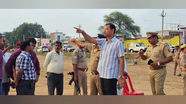 जिला अधिकारी मथुरा और वरिष्ठ पुलिस अधीक्षक मथुरा पहुंचे थाना फरह क्षेत्र में पंडित दयाल धाम सुरक्षा इंतजाम देखे