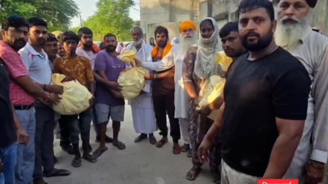 माट- पंजाब में बाढ़ ग्रस्त क्षेत्रों में राहत सामग्री पाकर,खुशी से  खिले पीड़ितों के चेहरे,,