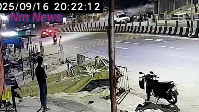 16/09/2025 को रात लगभग 8:22 बजे मानिकपुर मीरगढ़वा चौराहे पर भयंकर एक्सीडेंट हुआ है 3 लोगों की दर्दनांक मौत#latest_news 