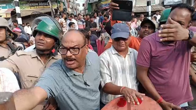 राया के कटरा फाटक को रेलवे अधिकारियों द्वारा बंद कराए जाने पर  विधायक पूरन प्रकाश अधिकारियों से भिड़े वीडियो वायरल