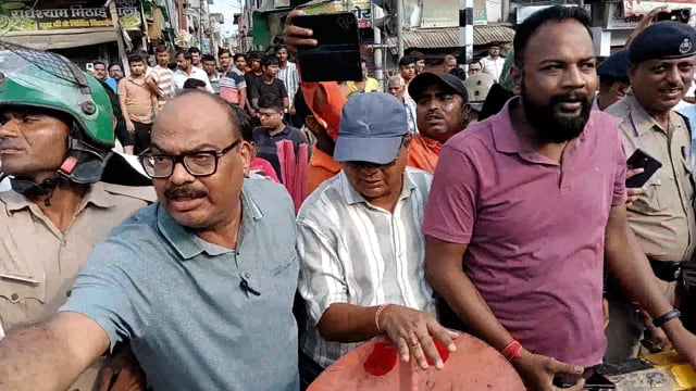 राया: समपार संख्या 344सी के बंद होने के विरोध में रेलवे अधिकारियों से भिड़े विधायक पूरनप्रकाश