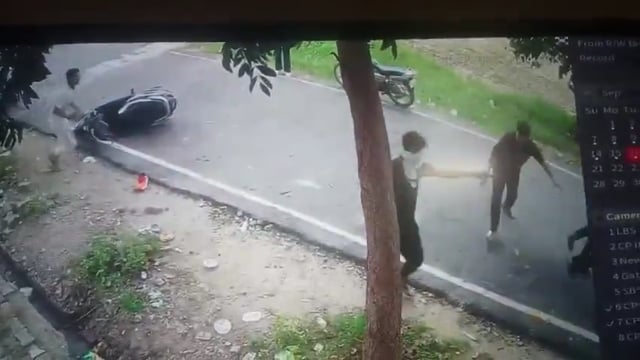 ➡️....मेरठ की कृषि विश्वविद्यालय में लड़की से बातचीत के दौरान छात्रों के दो गुटों में मारपीट हुई है, गुंडई के लिए दबंग छात्रों/लड़को ने अवैध तमंचे से फायरिंग भी की है । मारपीट और फायरिंग की घटना सीसीटीवी कैमरे में कैद हो गई है दौराला थाना पुलिस अब जांच के बाद कार्रवाई की बात कह रही है।