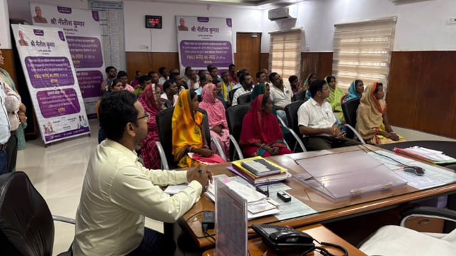 मुख्यमंत्री ने श्रमिकों को लाईभ प्रसारण से डी बी डी के माध्यम से दी राशि