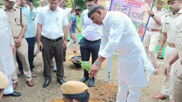 एक पेड़ मां के नाम थीम पर वन विभाग किया कार्यक्रम आयोजित