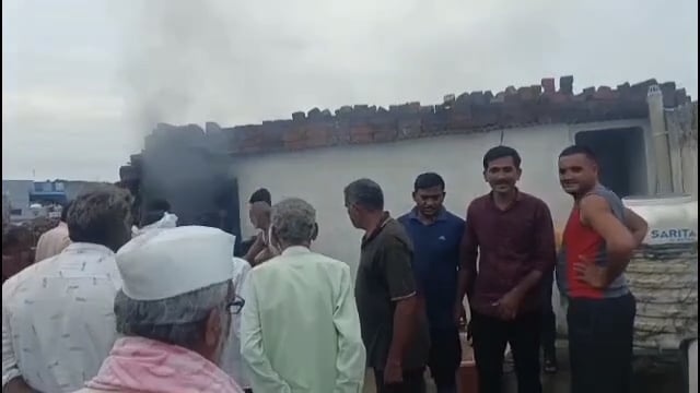 पिंपरी येथे शॉर्ट सर्किटमुळे घराला लागली आग,घरातील साहित्य जळूनखाक