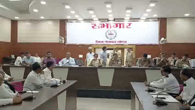 जिला पंचायत सभागार में अभियोजन कार्यों की समीक्षा बैठक करती हुई जिलाधिकारी महोदया, पुलिस अधीक्षक महोदय।