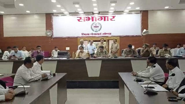 जिला पंचायत सभागार में अभियोजन कार्यों की समीक्षा बैठक करती हुई जिलाधिकारी महोदया, पुलिस अधीक्षक महोदय।