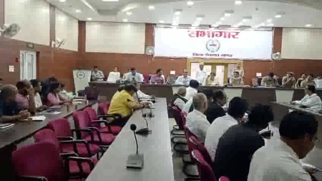 जिला पंचायत सभागार में अभियोजन कार्यों की समीक्षा बैठक करती हुई जिलाधिकारी महोदया, पुलिस अधीक्षक महोदय।