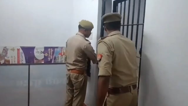 शोहदों ने अश्लील टिप्पणी से किया तौबा 