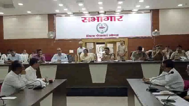 जिला पंचायत सभागार में अभियोजन कार्यों की समीक्षा बैठक करती हुई जिलाधिकारी महोदया, पुलिस अधीक्षक महोदय।