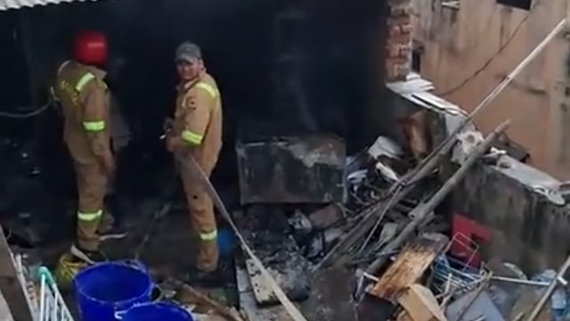 झांसी कोतवाली थाना क्षेत्र बड़ा बाजार में नगरिया किचन गैलरी में लगी भीषड़ आग फायर ब्रिगेड ने आग पर पाया काबू