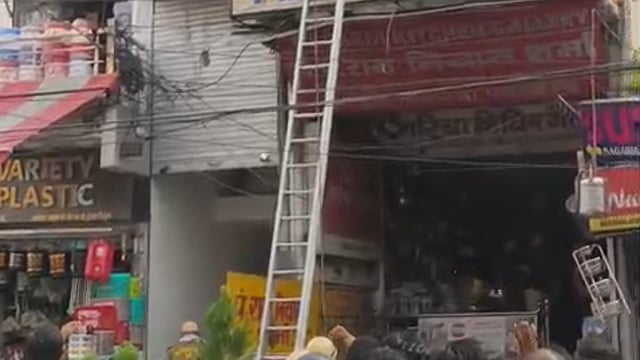 झांसी कोतवाली थाना क्षेत्र बड़ा बाजार में नगरिया किचन गैलरी में लगी भीषड़ आग 