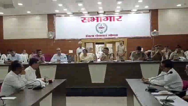 जिला पंचायत सभागार में अभियोजन कार्यों की समीक्षा बैठक करती हुई जिलाधिकारी महोदया, पुलिस अधीक्षक महोदय।