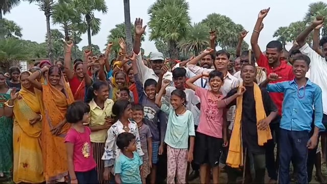 प्रखंड के रजवारिया पाचंबा गांव के ग्रामीणों ने रोड नहीं तो वोट नहीं का लगाया नारा